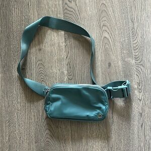 EUC lululemon everywhere belt bag